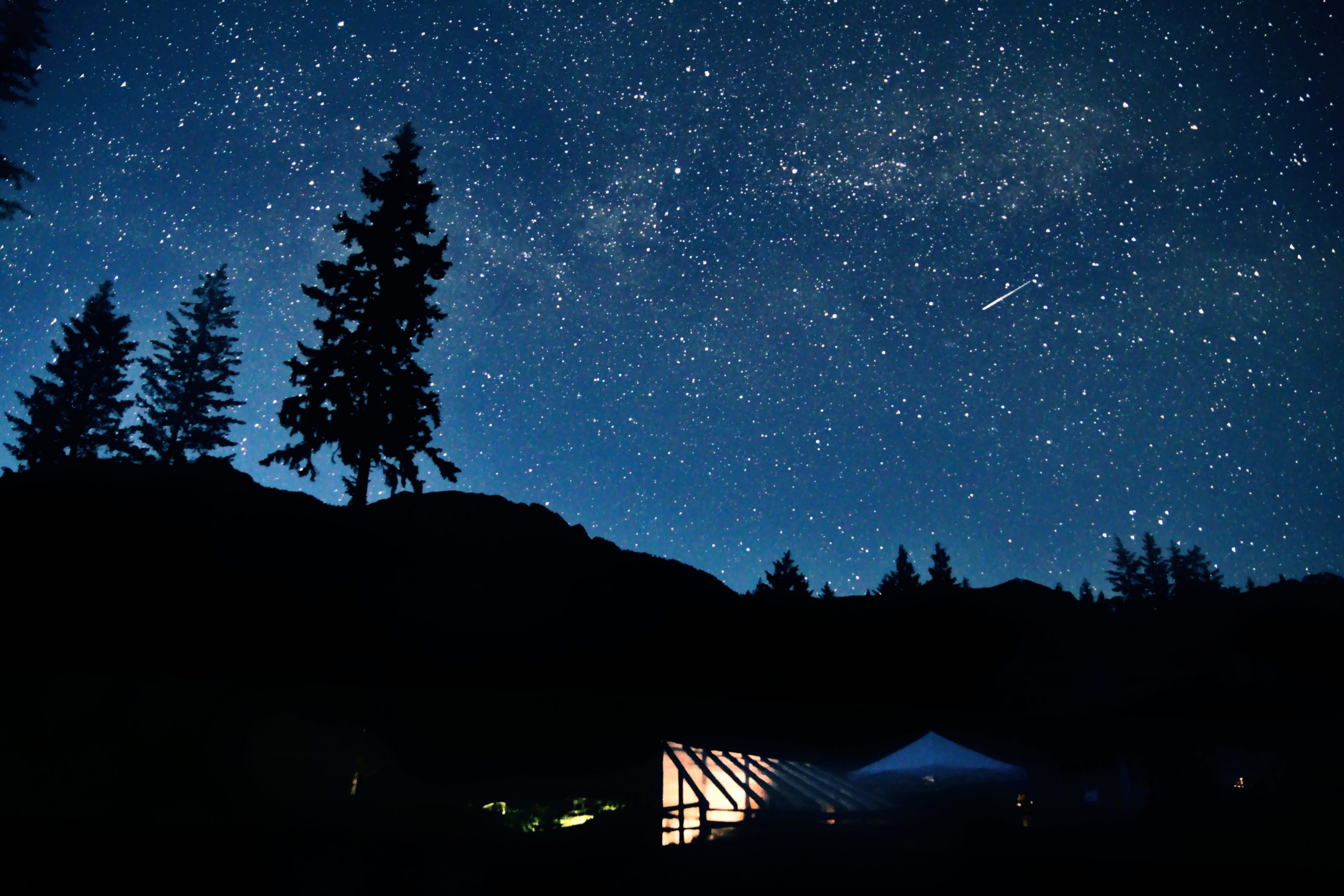 接近夜晚時的天空，有股說不出的平靜。／圖：Photo by Alan Chen on Unsplash